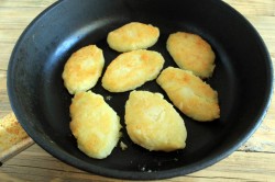 Картофельные пирожки жареные на сковороде