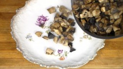 название картинки Картофельные тарталетки с грибами салат