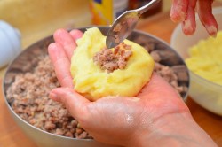 Картофельные зразы с фаршем - шаг 4 Картофельные зразы с фаршем - шаг 4