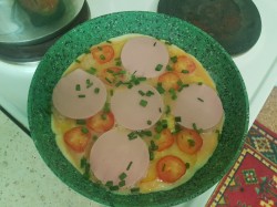 Картофельный омлет с вареной колбасой