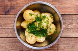 название картинки Картошка целиком в рукаве в духовке