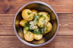 название картинки Картошка целиком в рукаве в духовке