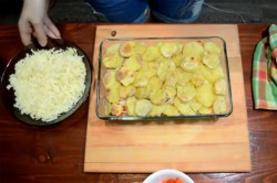 название картинки Картошка по французски с фаршем помидорами грибами