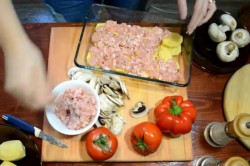 название картинки Картошка по французски с фаршем помидорами грибами