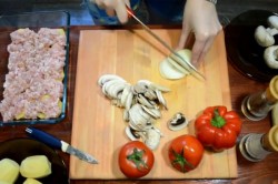 название картинки Картошка по французски с фаршем помидорами грибами