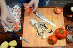 название картинки Картошка по французски с фаршем помидорами грибами