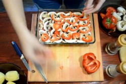 название картинки Картошка по французски с фаршем помидорами грибами