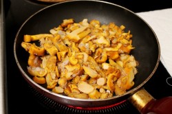 Картошка по французски с грибами лисичками в духовке