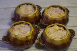 Картошка с фаршем в горшочках