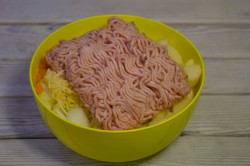 Картошка с фаршем в горшочках