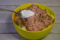 Картошка с фаршем в горшочках