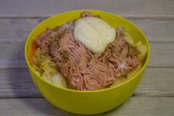 Картошка с фаршем в горшочках