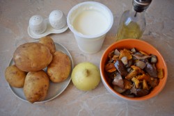 название картинки Картошка с грибами на сковороде со сметаной