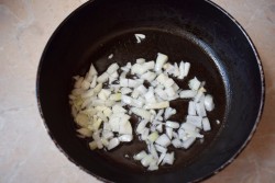 название картинки Картошка с грибами на сковороде со сметаной