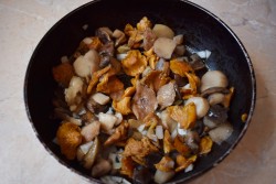 название картинки Картошка с грибами на сковороде со сметаной