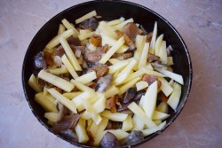 название картинки Картошка с грибами на сковороде со сметаной