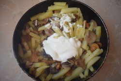 название картинки Картошка с грибами на сковороде со сметаной