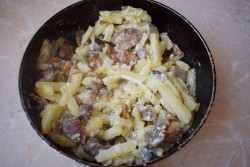 название картинки Картошка с грибами на сковороде со сметаной