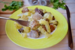 название картинки Картошка с грибами на сковороде со сметаной