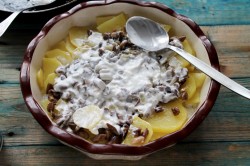 Картошка с замороженными опятами в сметане в духовке