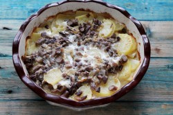 Картошка с замороженными опятами в сметане в духовке