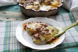 Картошка с замороженными опятами в сметане в духовке