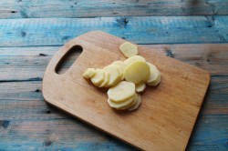 Картошка с замороженными опятами в сметане в духовке