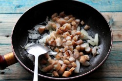 Картошка с замороженными опятами в сметане в духовке