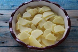 Картошка с замороженными опятами в сметане в духовке