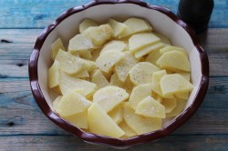 Картошка с замороженными опятами в сметане в духовке