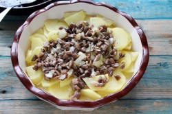 Картошка с замороженными опятами в сметане в духовке