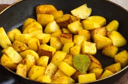 Картошка с капустой в кастрюле