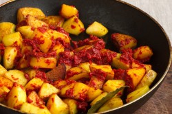 Картошка с капустой в кастрюле