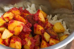 Картошка с капустой в кастрюле