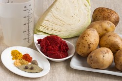 Картошка с капустой в кастрюле