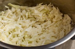 Картошка с капустой в кастрюле