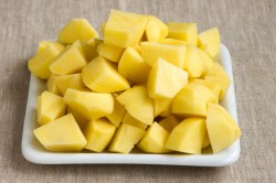 Картошка с капустой в кастрюле