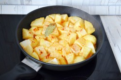 название картинки Картошка с кефиром на сковороде