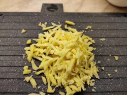 Картошка с колбасой и сыром в духовке