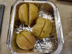 Картошка с колбасой и сыром в духовке