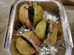 Картошка с колбасой и сыром в духовке