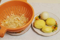 название картинки Картошка с квашеной капустой тушеная на сковороде