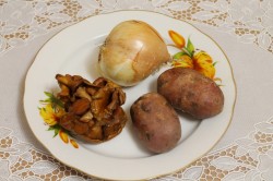 название картинки Картошка с лисичками на сковороде
