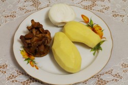 название картинки Картошка с лисичками на сковороде