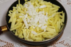 название картинки Картошка с лисичками на сковороде