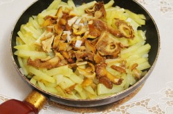 название картинки Картошка с лисичками на сковороде