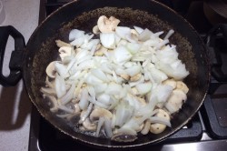 название картинки Картошка с мясом и грибами в горшочках в духовке