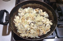 название картинки Картошка с мясом и грибами в горшочках в духовке