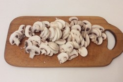 название картинки Картошка с мясом и грибами в горшочках в духовке