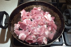 название картинки Картошка с мясом и грибами в горшочках в духовке